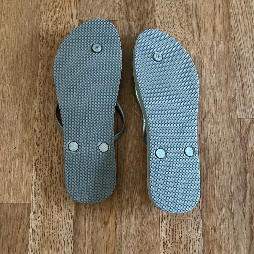 Old Navy Gray Flip-Flop Sandals Women’s Size 11